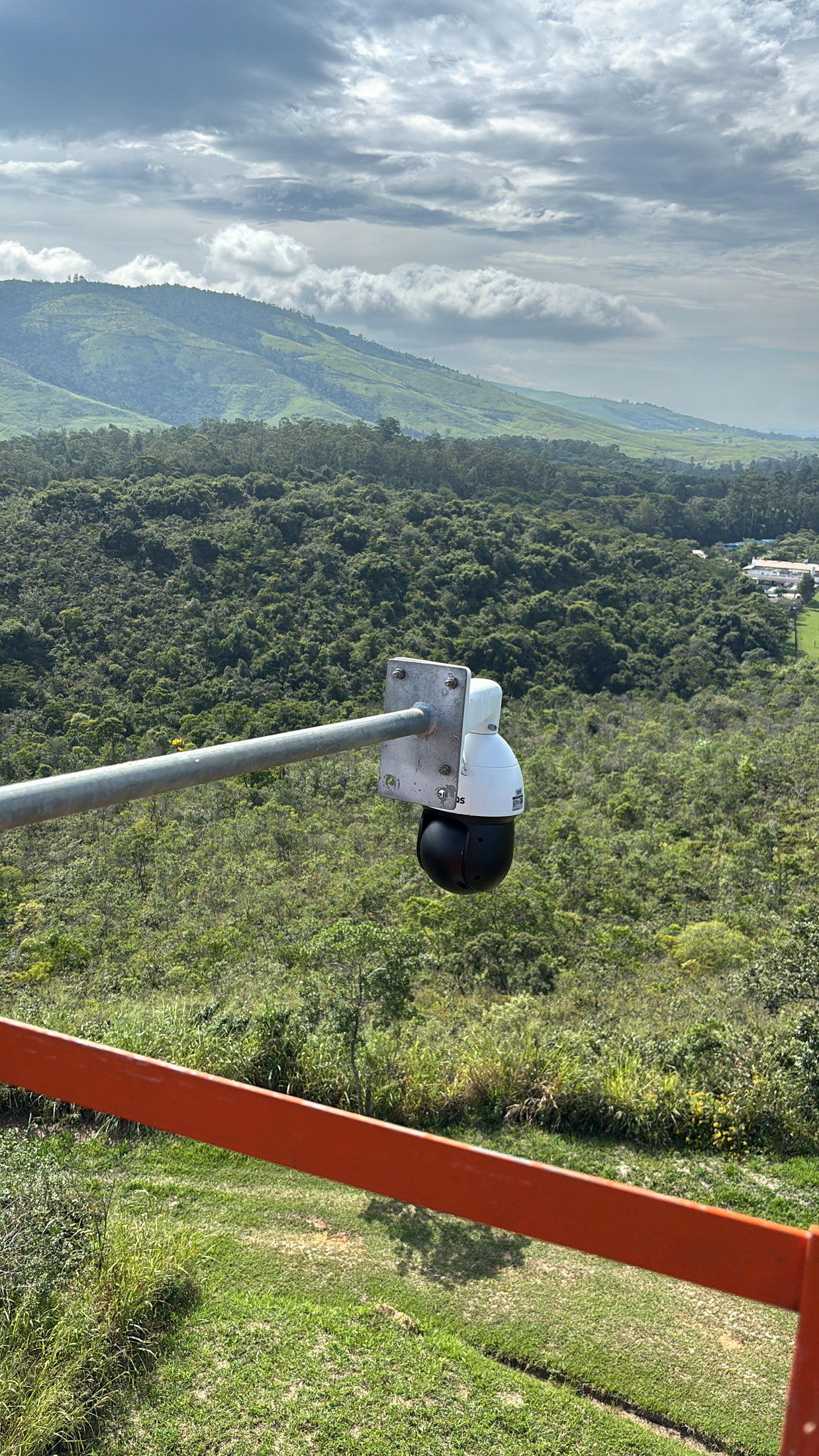 Câmera de segurança instalada pela Lefertec em área de grande alcance