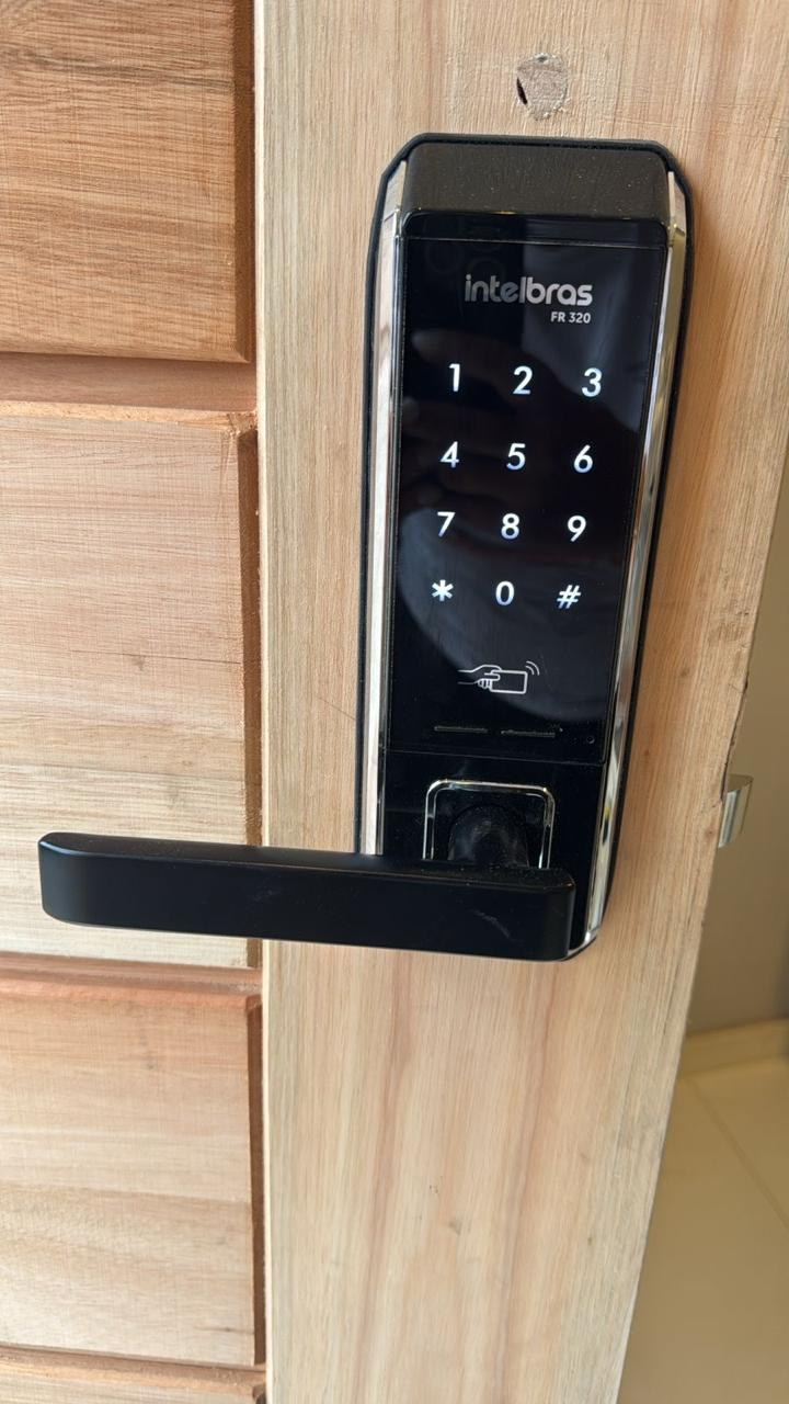 Fechadura digital Intelbras instalada em porta