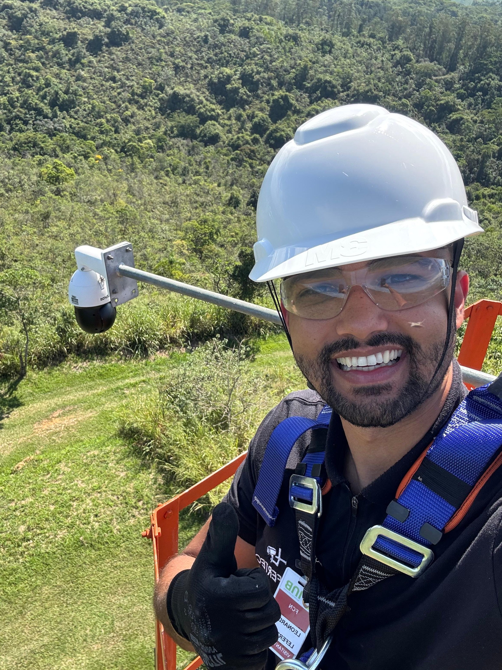 Profissional da Lefertec em uma instalação real de câmera de segurança