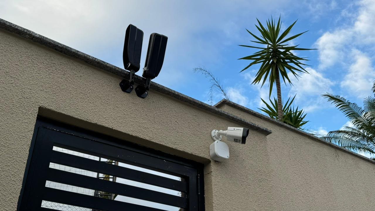 Câmeras e barreiras instaladas em área externa